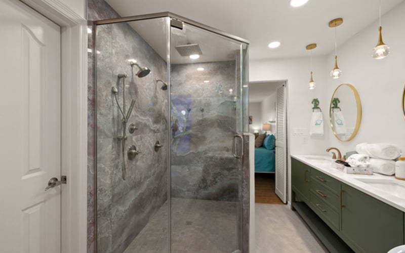 Pelican ensuite / Walk in double shower / Rain Shower