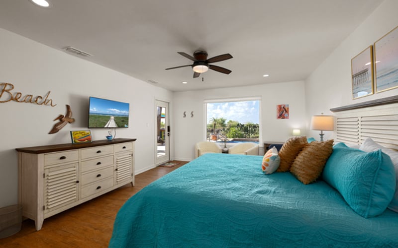 Pelican Room / King Bed / Pool View / Seating area / Luxury ensuite