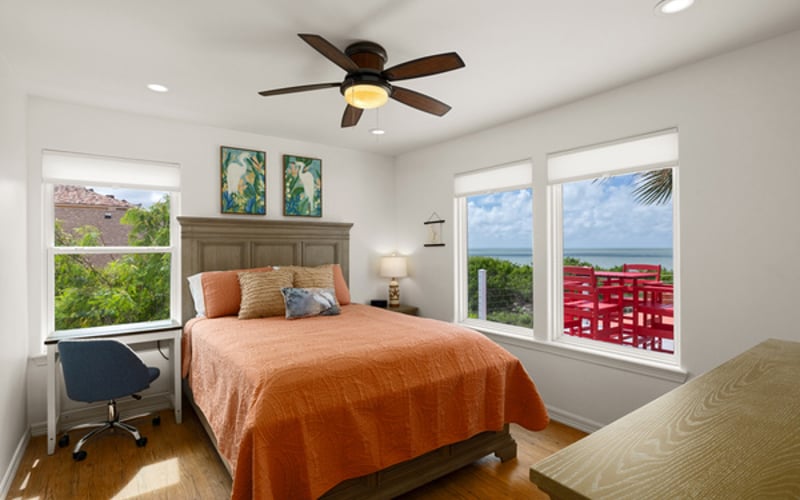 Great Egret Room/Queen bed/Bay View/Pool view