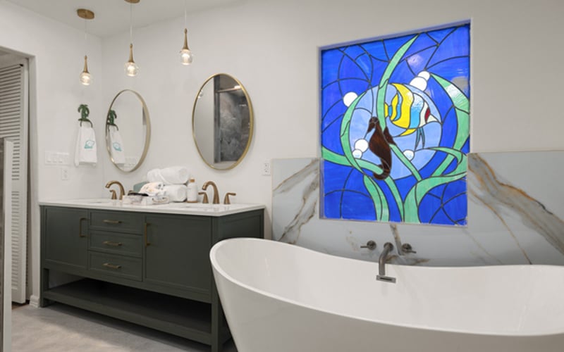 Pelican ensuite / Double vanity and full size soaking tub